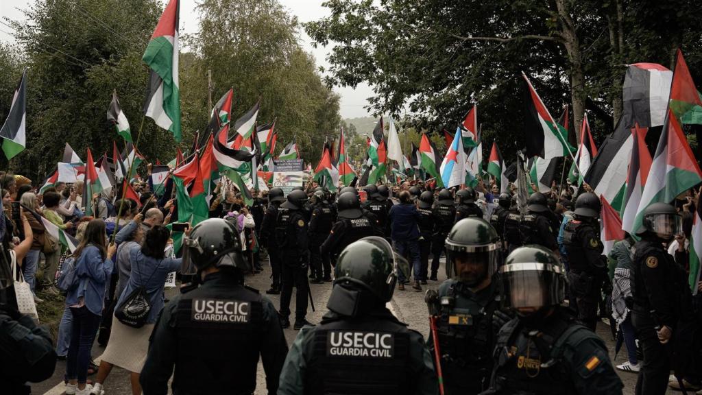 Decenas de persoas durante unha concentración contra a participación de Israel na Volta Ciclista de España, no Alto de San Cosme en Mos, a 9 de setembro de 2025, en Pontevedra, Galicia (España)