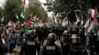 Decenas de persoas durante unha concentración contra a participación de Israel na Volta Ciclista de España, no Alto de San Cosme en Mos, a 9 de setembro de 2025, en Pontevedra, Galicia (España)