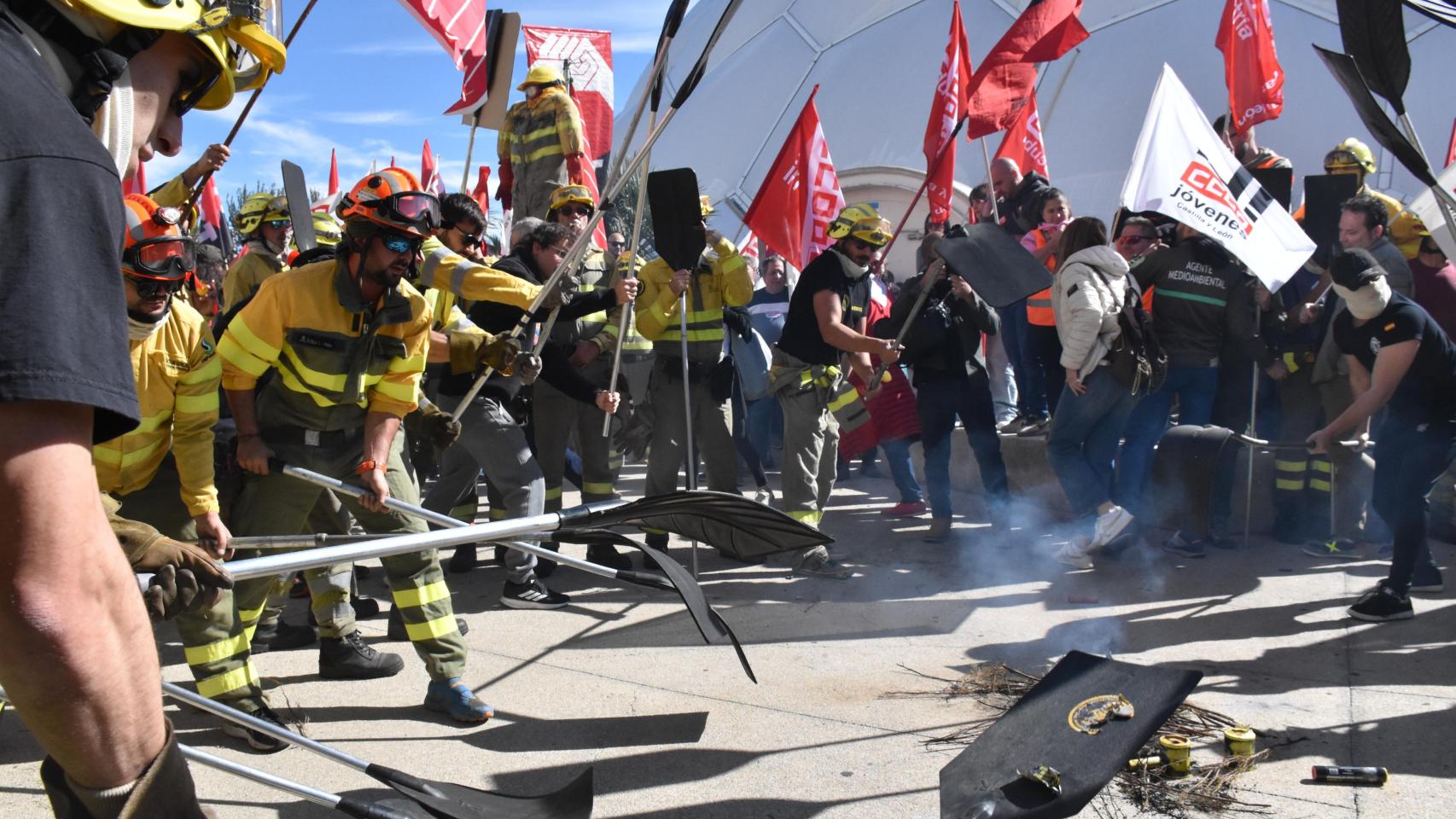 Concentración de los bomberos forestales en Valladolid