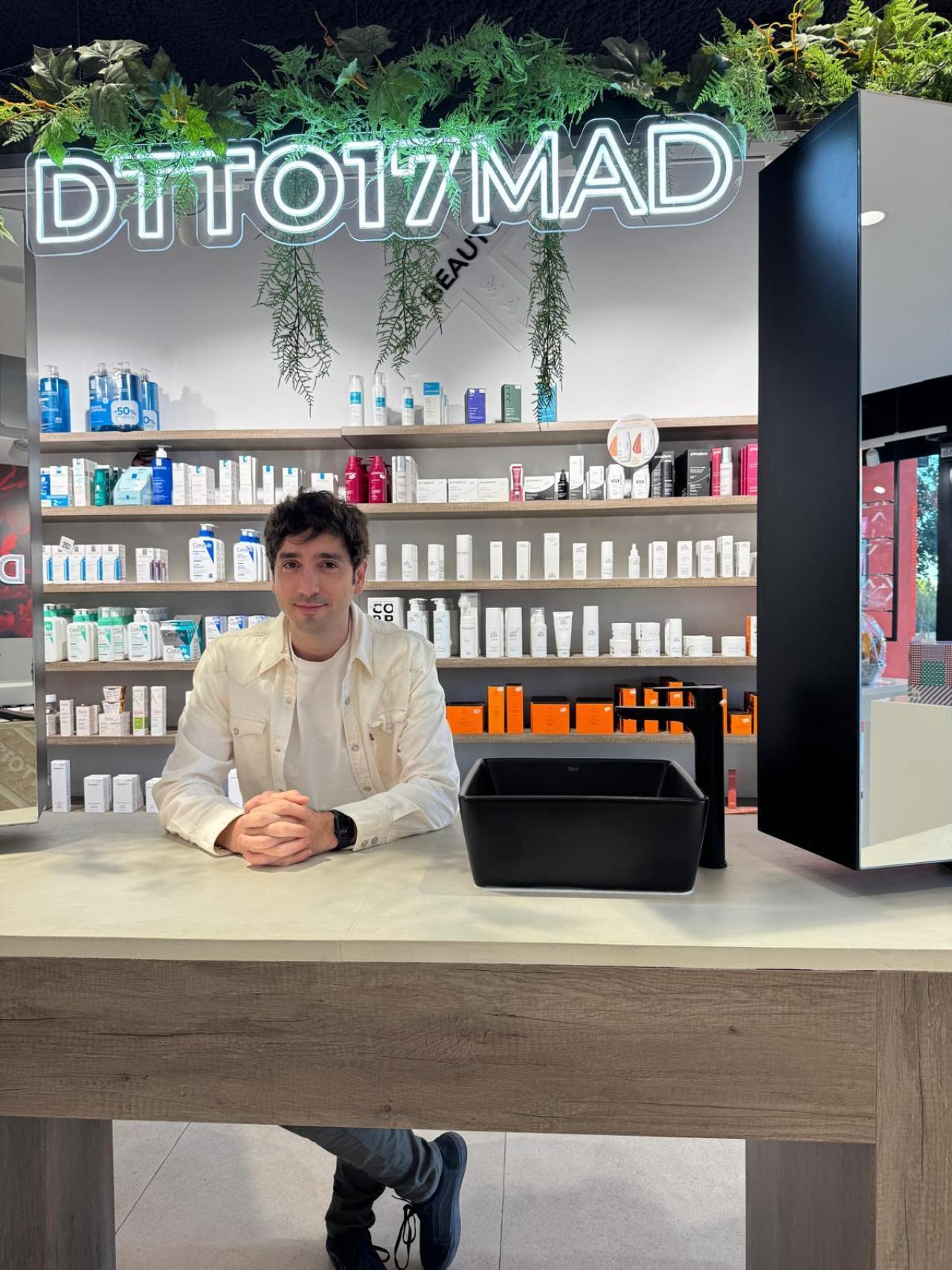 Gerino García-Zabarte en su farmacia de Villaverde.