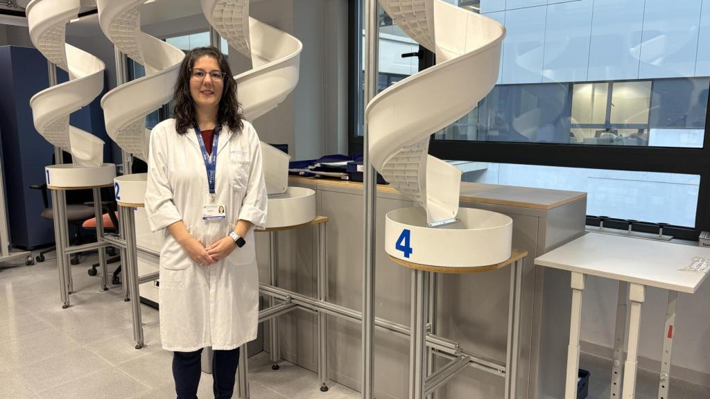 Siria Pablos en dispensación de medicamentos.