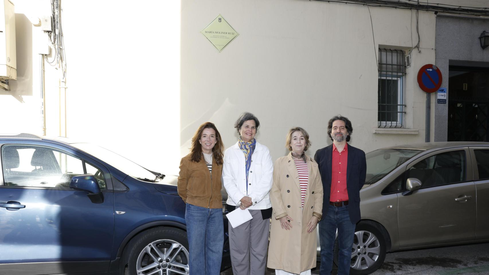 Acto de descubrimiento de la placa homenaje a María Moliner en su casa de Tetuán, con la concejala del distrito, Paula Gómez-Angulo; la nieta de la autora, Olivo Ramón García; la delegada de Cultura del Ayuntamiento, Marta Rivera de la Cruz, y el escritor Andrés Neuman.