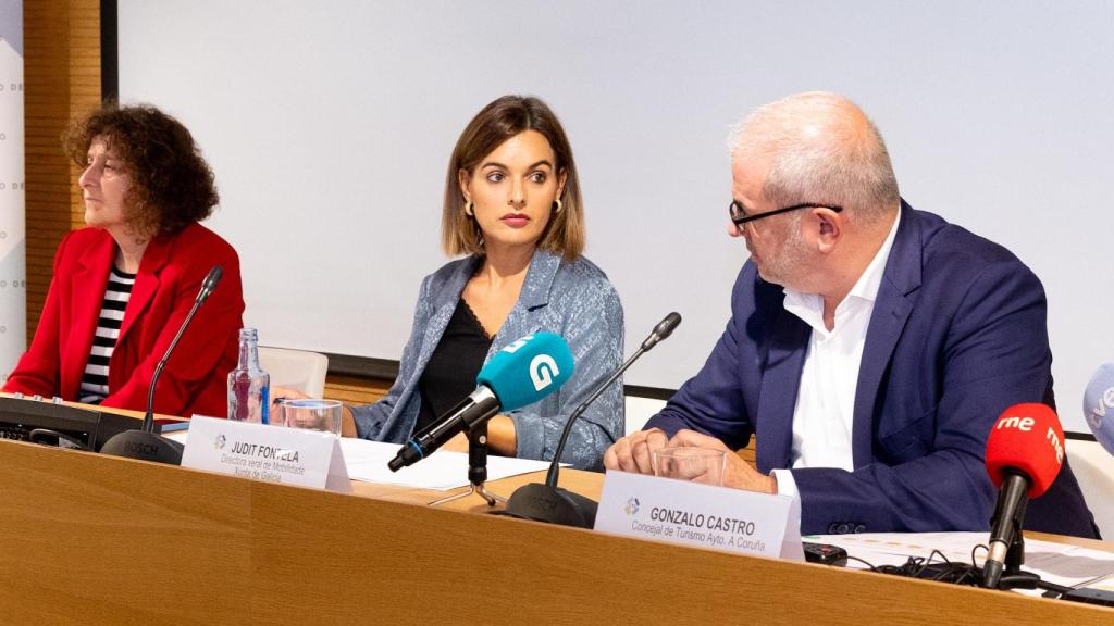 Judit Fontela, entre Goretti Sanmartín y Gonzalo Castro, en el foro sobre aeropuertos de Galicia y Portugal celebrado en Santiago.