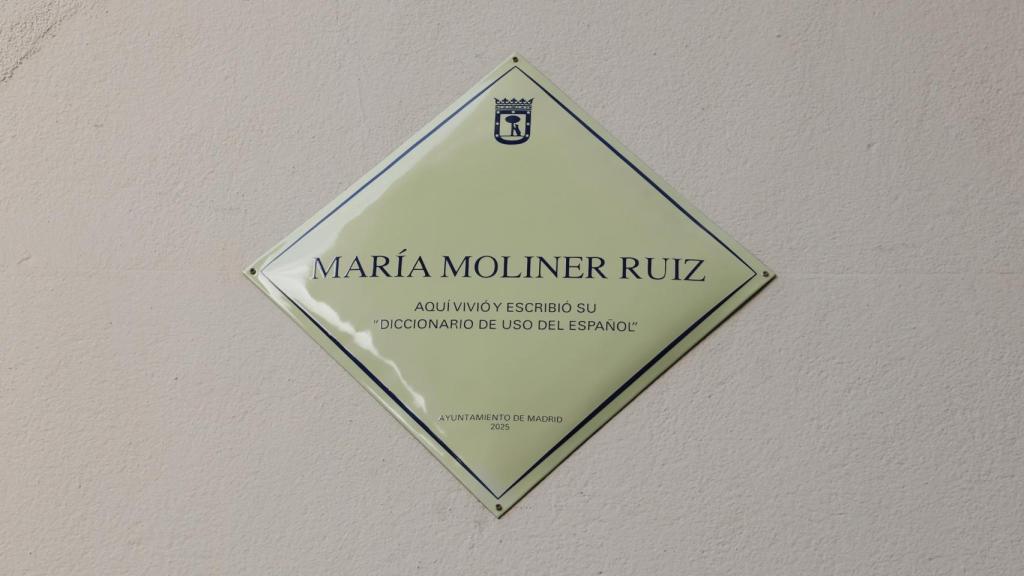 Placa homenaje a María Moliner en Tetuán.