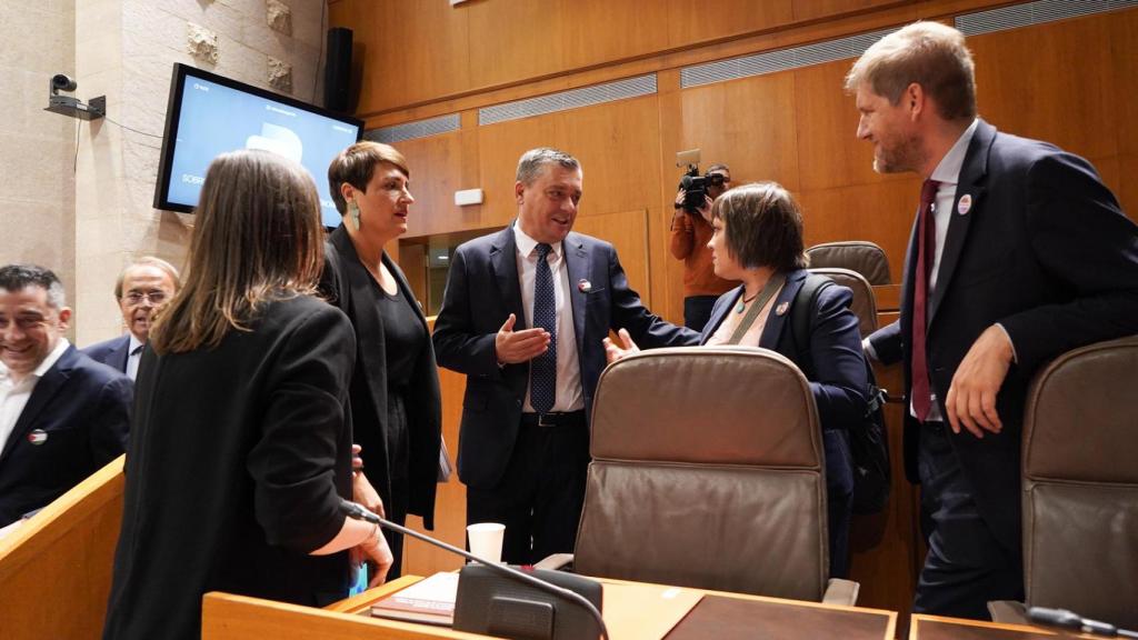 El portavoz del PSOE, Fernando Sabés, en los instantes previos al inicio del debate.