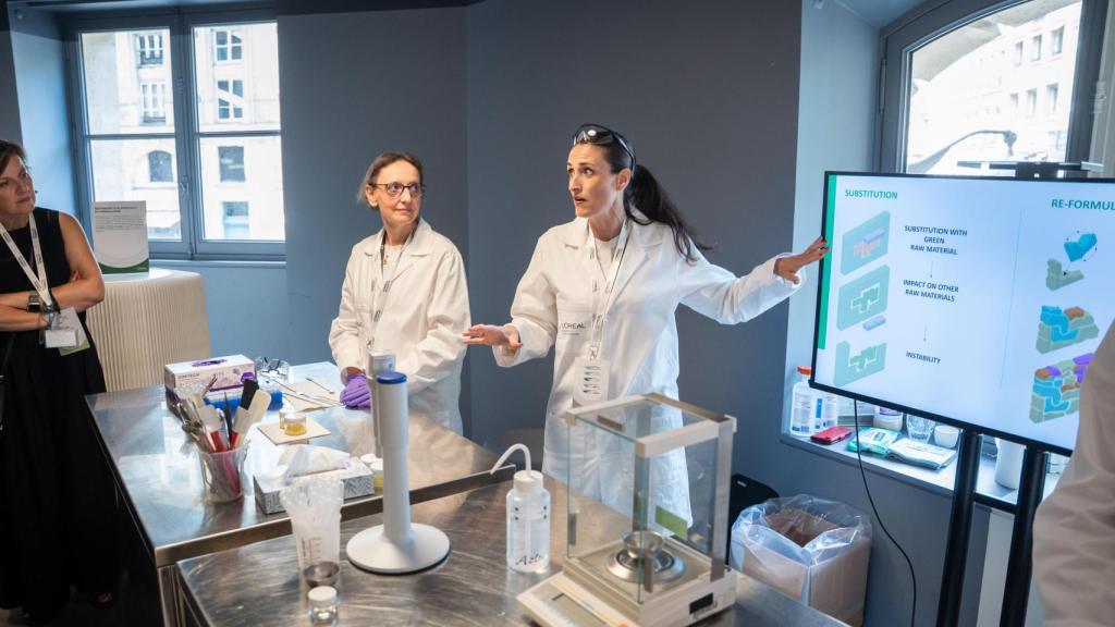 Científicas en la exposición de las innovaciones del titán del 'beauty'.