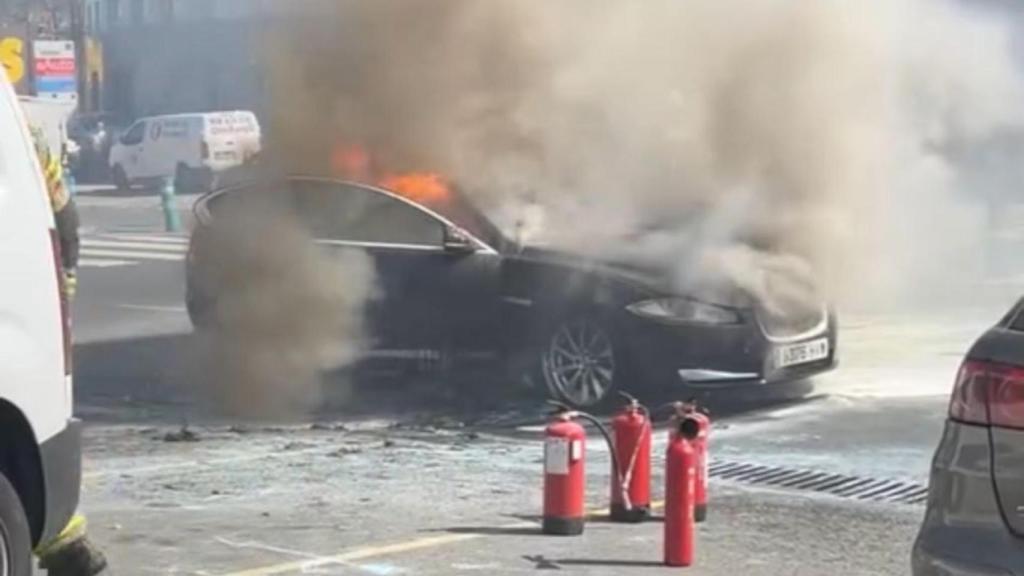 Un coche arde en Pocomaco