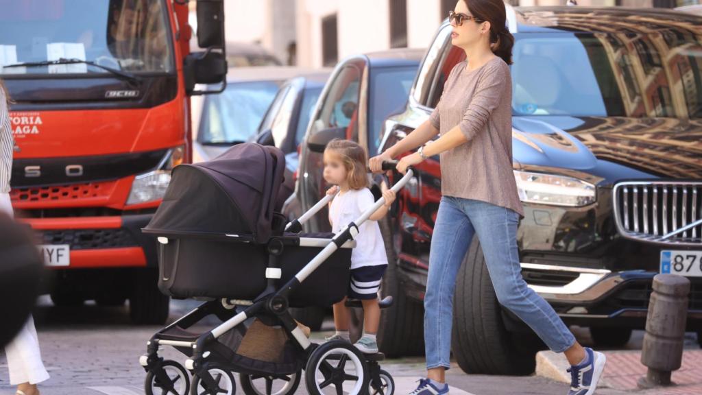 Sofía Palazuelo dando un paseo con sus hijos.