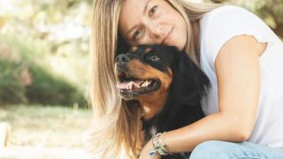 Ana Jiménez con su perro.