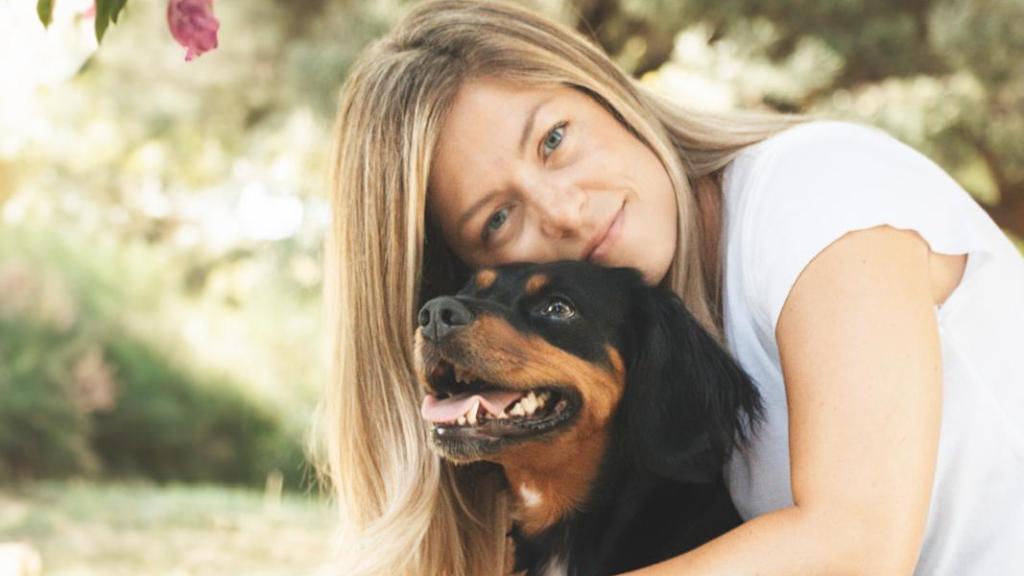 Ana Jiménez con su perro.