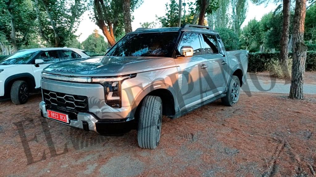 Vista tres cuartos delantera del Santana 400 PHEV