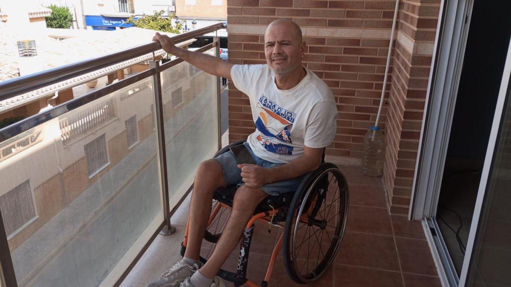 Raúl, este martes, asomado al balcón de su piso en Archena.