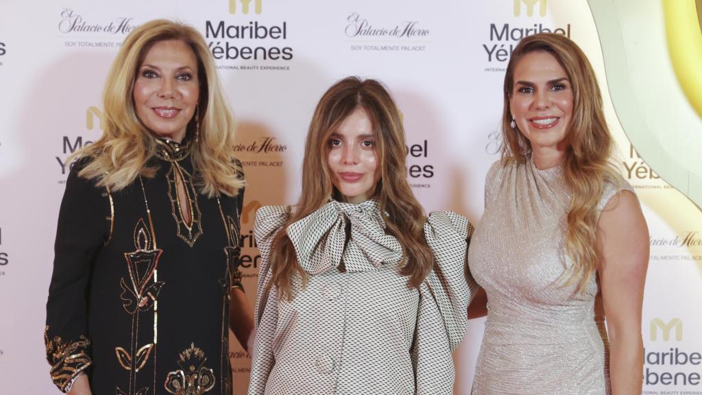Maribel Yébenes y su hija Myriam durante su fiesta en México, posando con una invitada.