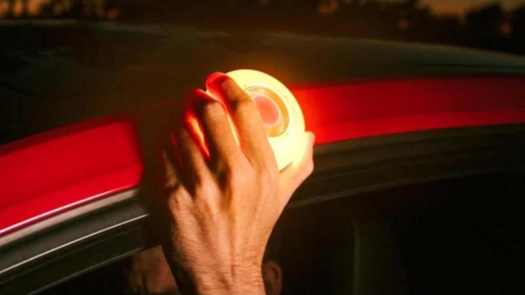 Olvídate para siempre de los triángulos: este es el accesorio que la DGT te obligará a llevar en el coche en 2026