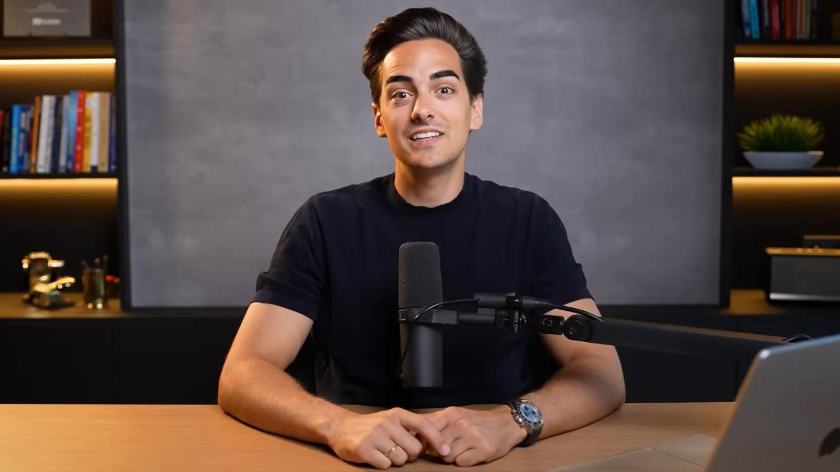 El asesor financiero Javier Linares en un vídeo publicado en YouTube (captura).