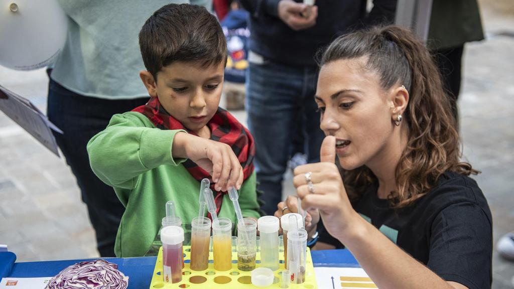 Un niños participando en la Noche de los investigadores.
