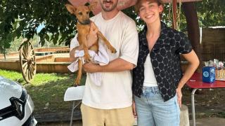 Marc Chuecos Tomas, fundador de Bamboo Mascotas, con un perro y su compañera.