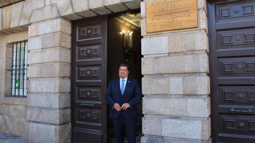 Julio Abalde ante la subdelegación del Gobierno