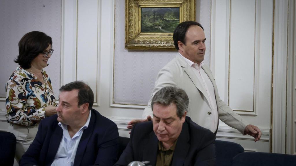 El portavoz del PP en Les Corts, Juanfran Pérez Llorca, saluda al portavoz de Vox, José María Llanos. José Cuéllar / Corts