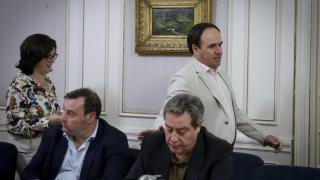 El portavoz del PP en Les Corts, Juanfran Pérez Llorca, saluda al portavoz de Vox, José María Llanos. José Cuéllar / Corts