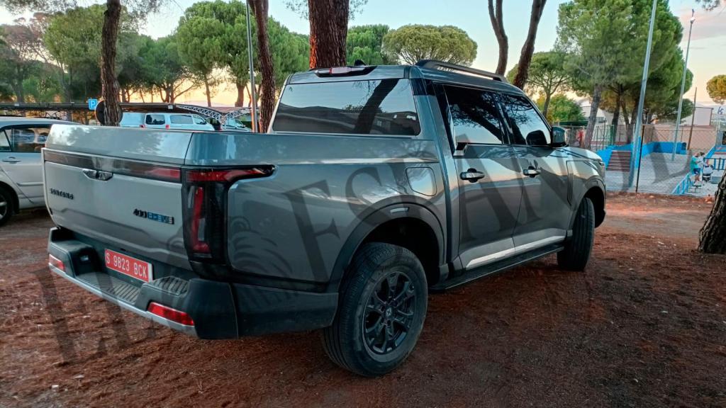 Vista tres cuartos trasera del Santana 400 PHEV