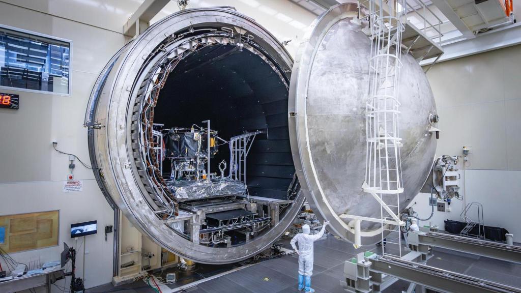 IMAP siendo cargado en la cámara de vapor del Centro XRCF de la NASA.