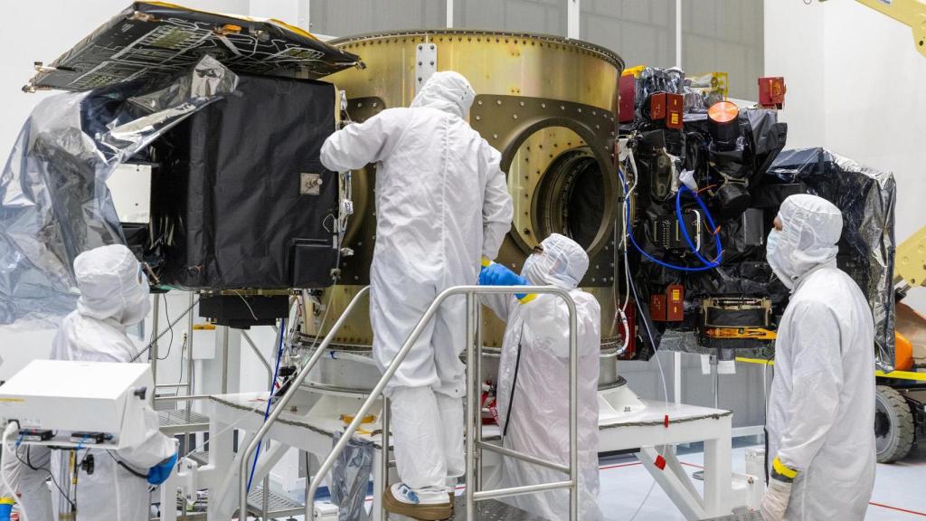 Técnicos junto al Observatorio de Geocorona Carruthers y el SWFO-L1.