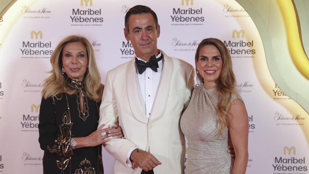 Maribel Yébenes junto a su hija Myriam y un invitado a la gran fiesta.