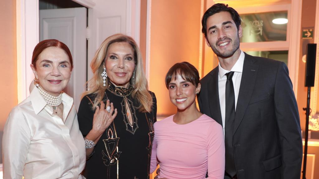 Maribel Yébenes junto a tres invitados a su fiesta en México.