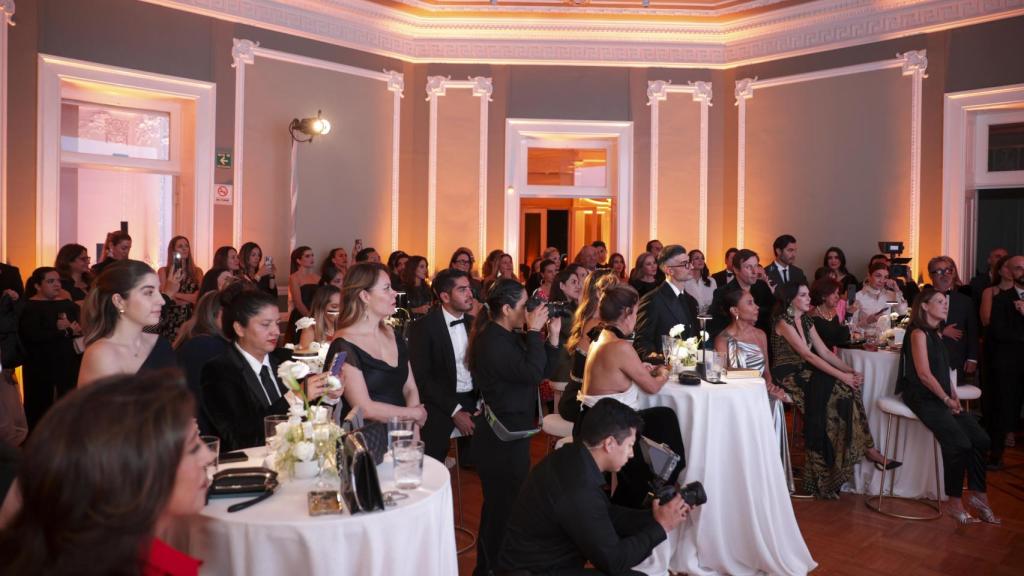 Una fotografía del salón de la fiesta, con los invitados.