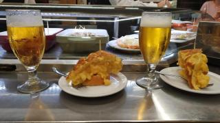Unas cañas y el pincho de tortilla del bar 'El Circo'.