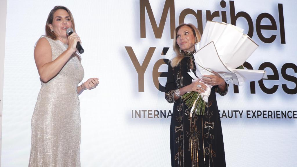 Maribel Yébenes, sorprendida con un ramo de flores el día de su fiesta.