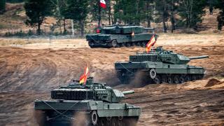 Leopard 2E españoles en Letonia (una versión española equivalente al Leopard 2A6).