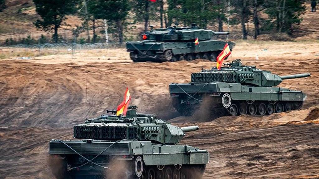 Leopard 2E españoles en Letonia (una versión española equivalente al Leopard 2A6).