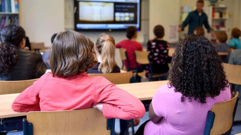 Varios niños atienden en clase. EE