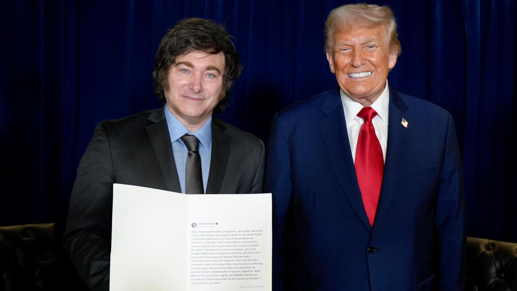 Milei posa con el regalo de su amigo Trump: un tuit impreso.