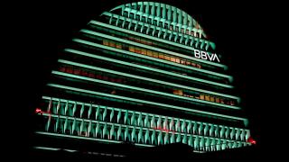 Sede de BBVA en Madrid iluminado por la noche.