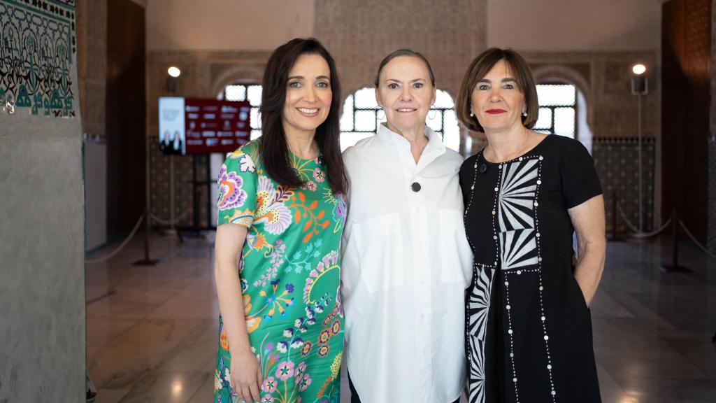 Cruz Sánchez de Lara y Charo Izquierdo posan junto a la invitada de esta semana a 'Arréglate que nos vamos'.