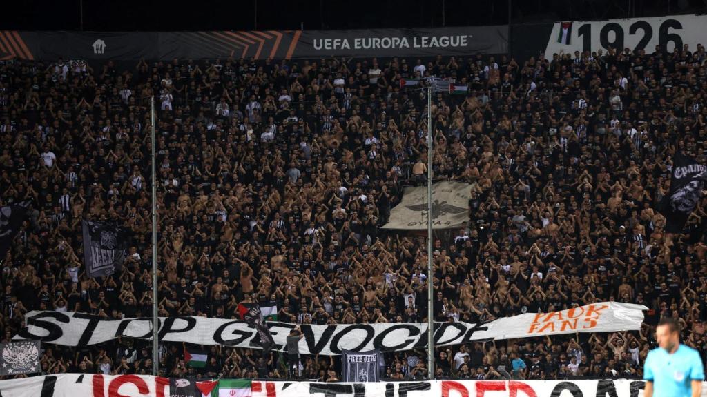Los aficionados del PAOK protestan por la participación del Maccabi Tel Aviv.