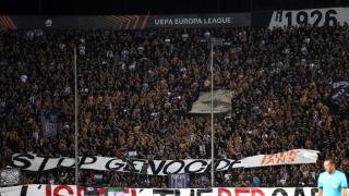 Los aficionados del PAOK protestan por la participación del Maccabi Tel Aviv.