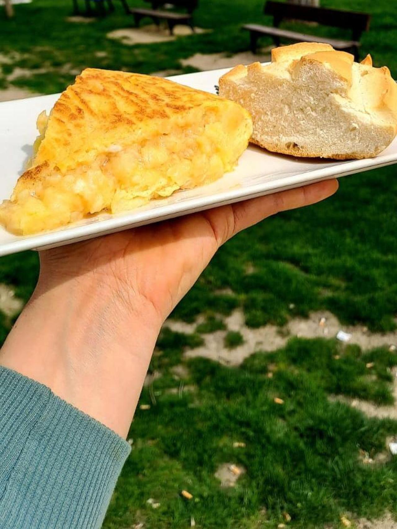 Imagen de la sabrosa tortilla del Bar La Cruz en Cervillego de la Cruz