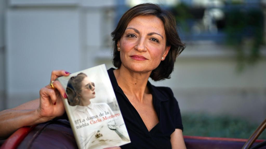 La autora muestra su nuevo título, 'La dama de la niebla'.