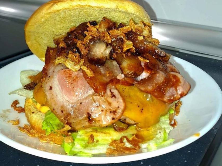 Una hamburguesa del Bar La Cruz en Cervillego de la Cruz