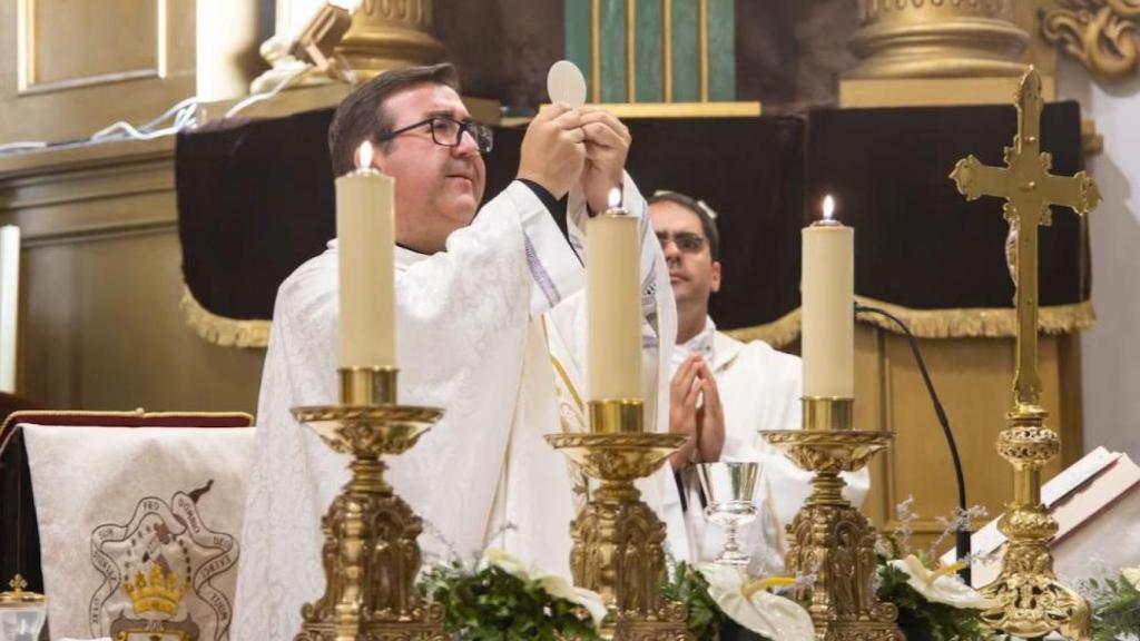 El sacerdote Carlos Loriente, impartiendo misa.