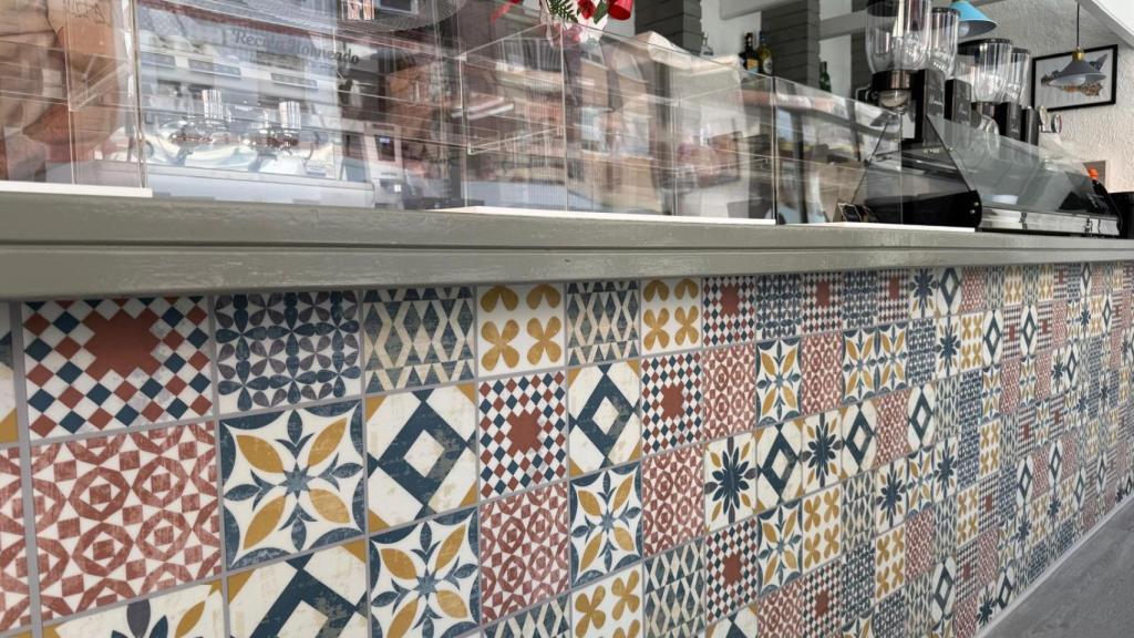 Interior de la cafetería.