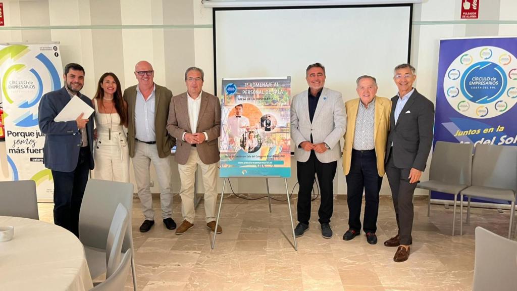 Directivos del Círculo de Empresarios y de EL ESPAÑOL de Málaga con el cocinero Adolfo Jaime.