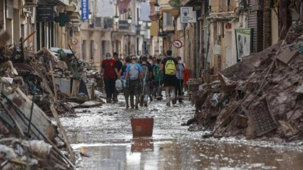 Una de las calles de Paiporta (Valencia). Manuel Bruque / Efe