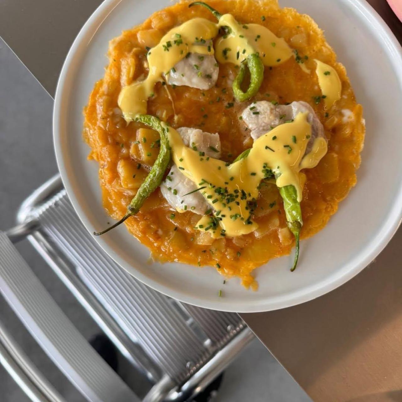 La tortilla vaga de kokotxas de bacalao y piparras de Álex Cool Club.