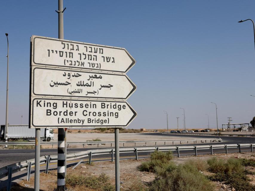 Las señales de tráfico indican el paso fronterizo de Allenby.