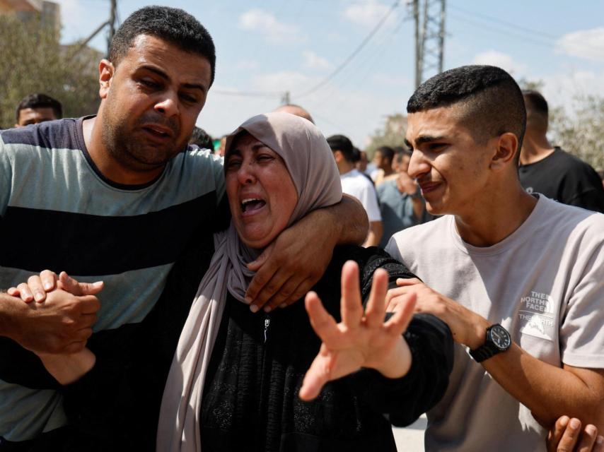 La madre del palestino Ahmed Jihad Barahmeh, de 19 años, asesinado durante una redada del Ejército israelí, llora durante el funeral de su hijo en Anza, cerca de Yenín.